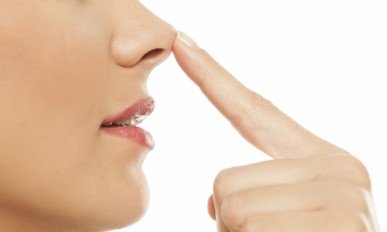 Niechirurgiczna korekta nosa. Co musisz wiedzieć?